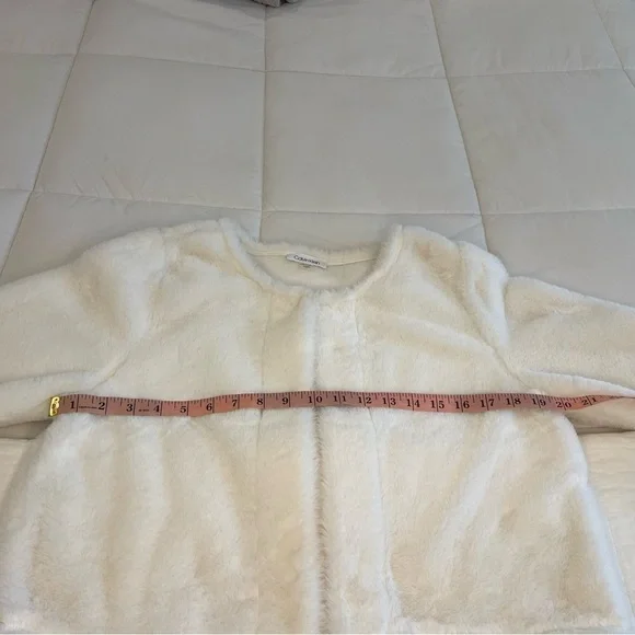 Elegant White Crop Faux Fur Calvin Klein Size Large - Picture 9 of 14